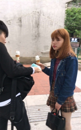 金发可爱美眉学生制服装