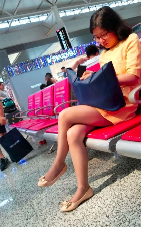 黄色连衣裙灰丝眼镜美眉