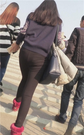 街拍黑裤紧身长腿小姐姐