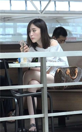 4K – 超级美颜凉鞋美足小姐姐 [1.62 GB]