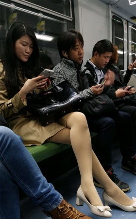 地铁漂亮美少妇肉色丝袜性感美腿高跟