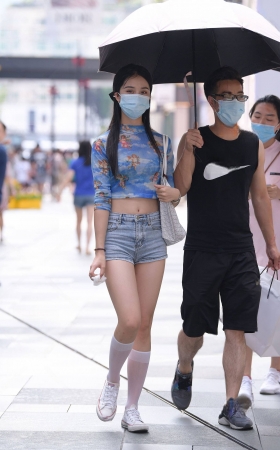 喜欢看露肚脐的热裤美女 [16P]