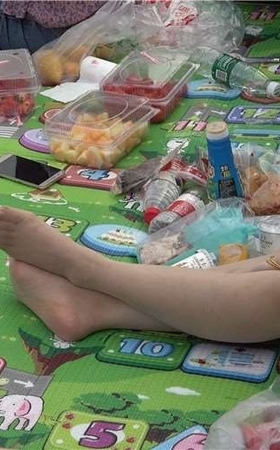 4k-白色卫衣短裙美腿街拍丝袜美足