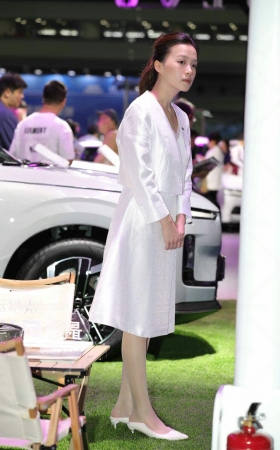 精致礼仪小姐姐站一天累了肉丝脚踩鞋 8P