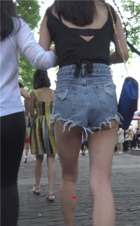 高腰热裤月牙美女