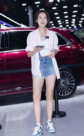 25829-6=38 爱穿LV的热裤女主播