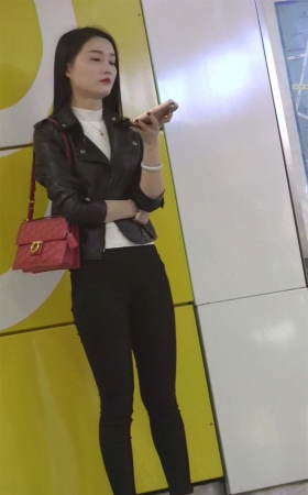 紧身美女两枚