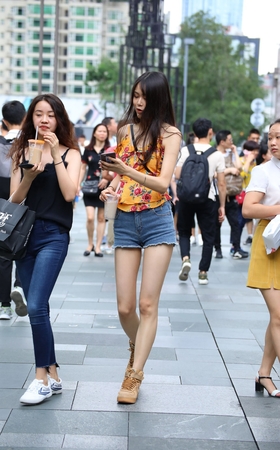 热裤大长腿的美眉