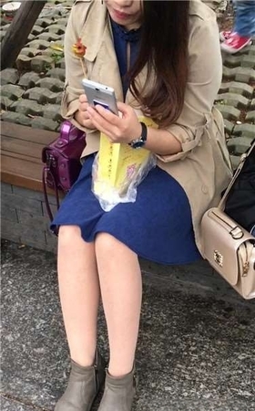 街拍丝袜短裙美腿美眉花圃边休息