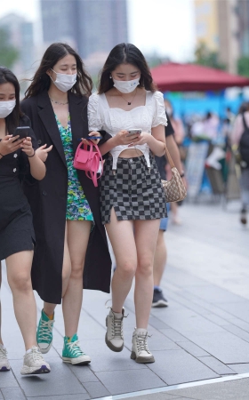 高挑靓丽姐妹花