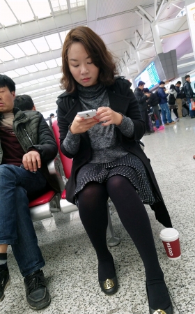火车站候车的黑色长裙黑色丝袜白肤少妇