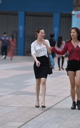 迷人的高跟鞋美女