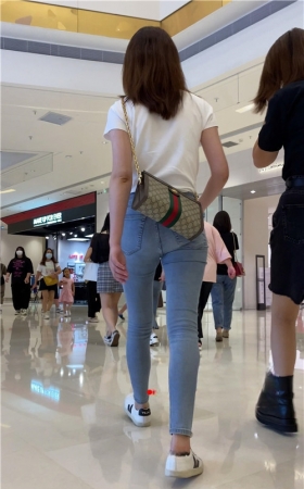 街拍蓝色牛仔裤妹子