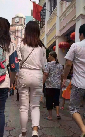 紧身白裤圆臀美少女