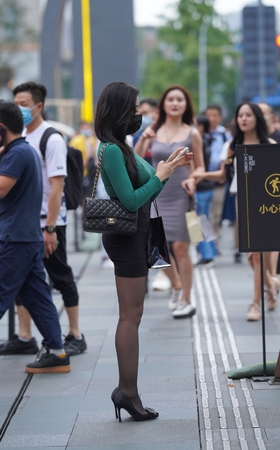 漂亮的黑色包臀裙美女