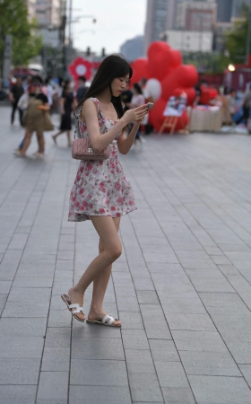 街拍碎花连衣裙小妹 [17P]
