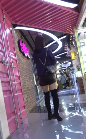 长筒靴露大腿短热裤美女逛商场