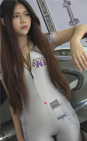 长发连体衣车模美女