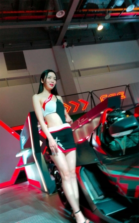 白皙性感美腿靓妹