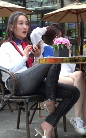 喝下午茶的两个漂亮美女