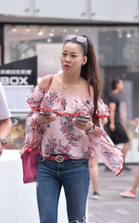 醒目的红色高跟牛仔少妇 [16P]
