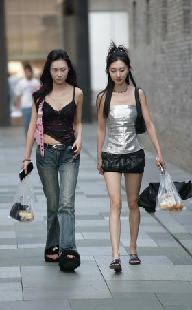 街拍美女姐妹逛街 [19P]
