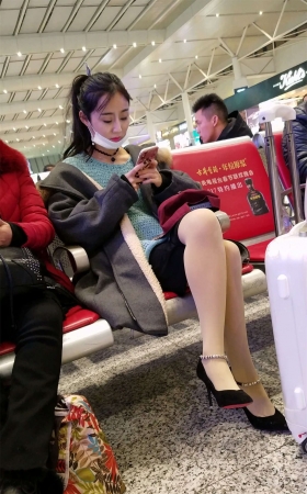 高铁站候车的肉色丝袜高跟极品美腿漂亮美女