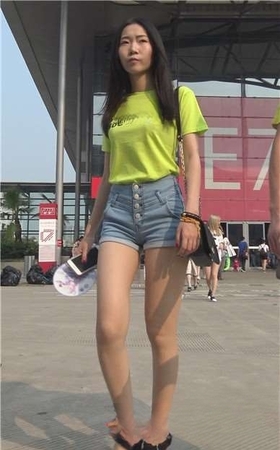 4k-chinajoy展会现场外偶遇长腿热裤高跟鞋小清新美女