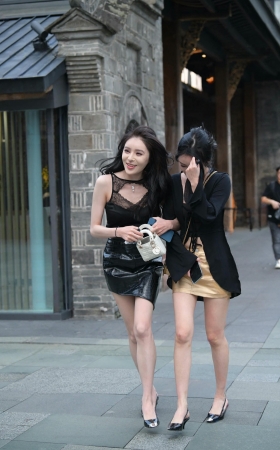 两位白皙美腿美女 [20P]