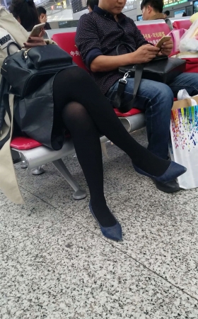 高铁站候车的黑色丝袜极品美腿蓝色高跟漂亮少妇