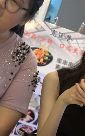 4K – 跟肥闺蜜在一起的银白色高跟眼镜妹 [1.55 GB/MP4]