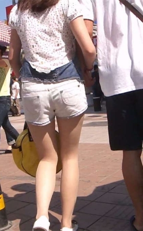 长时间跟拍透明丝袜MM走路