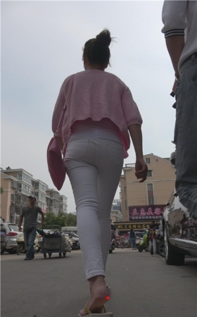 粉衣白色紧身裤妹子