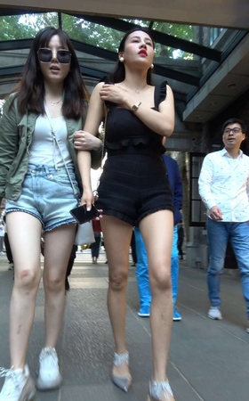 4K – 性感街拍热裤大长腿美女 [0.99 GB/MP4]