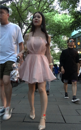 漂亮的粉裙小姐姐