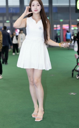台球展白裙美女 [19P]