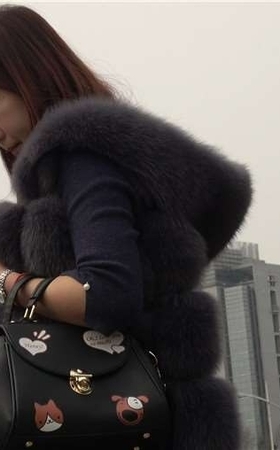 4k-毛绒外套灰色高跟鞋街拍美腿美女