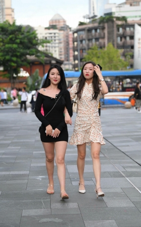 街拍裙装美腿姐妹 [18P]