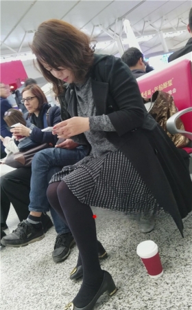 玩手机的美妇