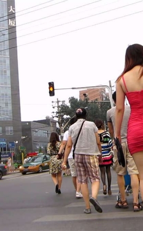 两个气质红黑包臀美女