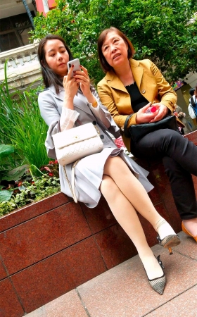 路边休息的肉丝高跟女