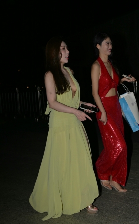 241022-23=87√优雅知性，懂风情的女人 14P