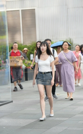 街拍牛仔超短裙，美腿mm [20P]