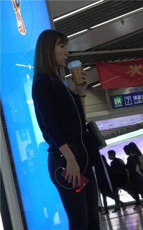 短发紧身牛仔裤美女
