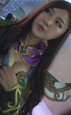 超级丰满的cosplay美女，我的眼神就没离开过胸部。