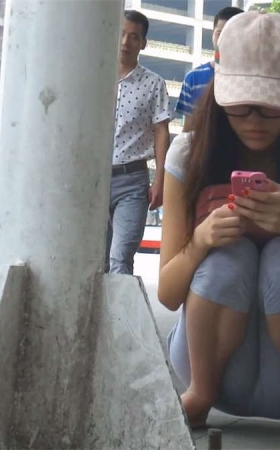 蹲路边的美女