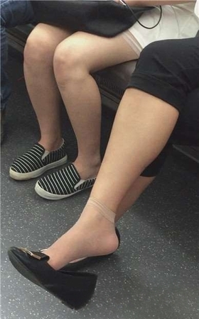 地铁上遇见晾脚加挑些的短丝袜美足美女