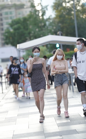 吊带连体包臀裙美女