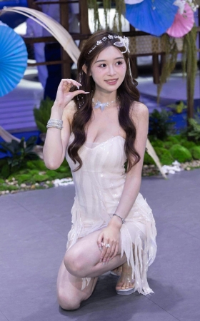 LB273-71P 成都车展-网红嫩模糖粒盐（唐莉然）的美胸玉腿 10P