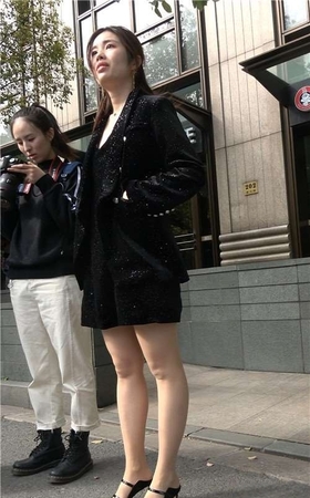 高贵气质街拍丝袜美腿成熟美女 [736 MB/MP4]